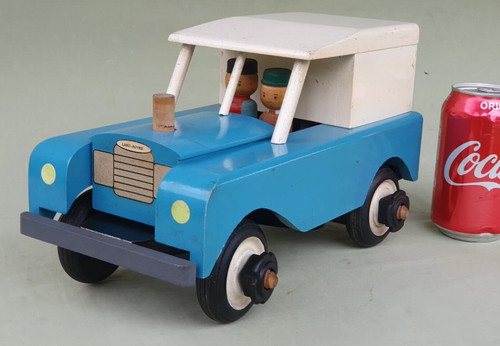 Vintage land rover - land,